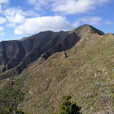 With 2 Bedrooms In With Wonderful Mountain View *